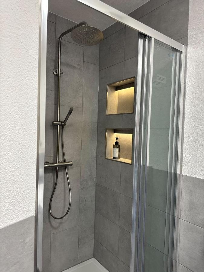 Dusche mit Regenbrause