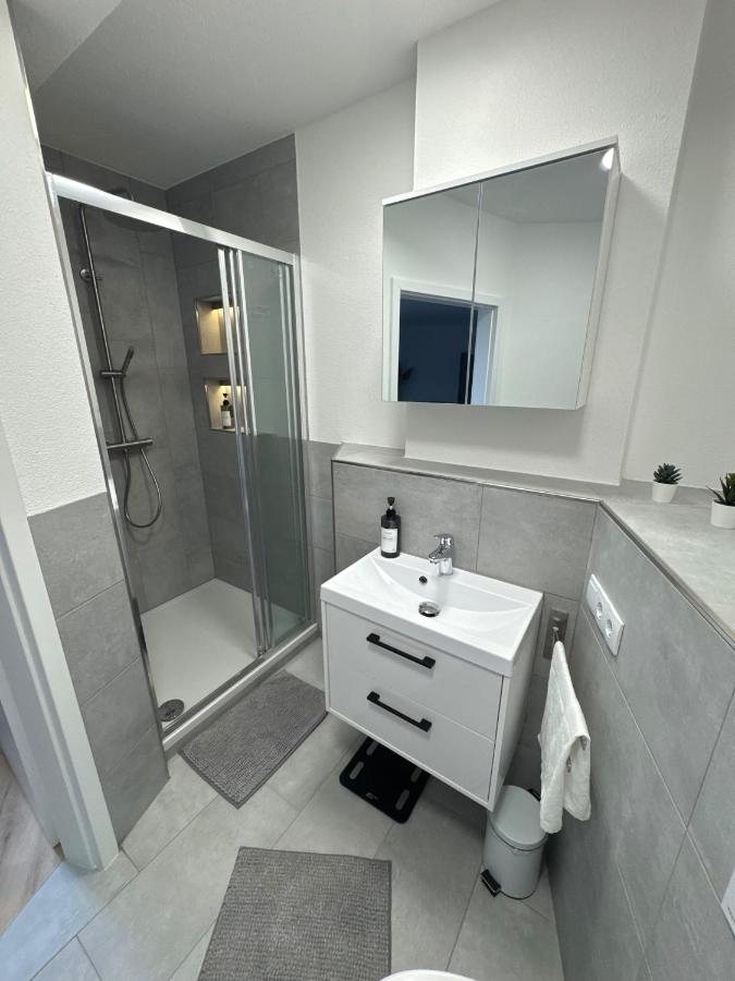 Badezimmer mit Dusche und Waschtisch