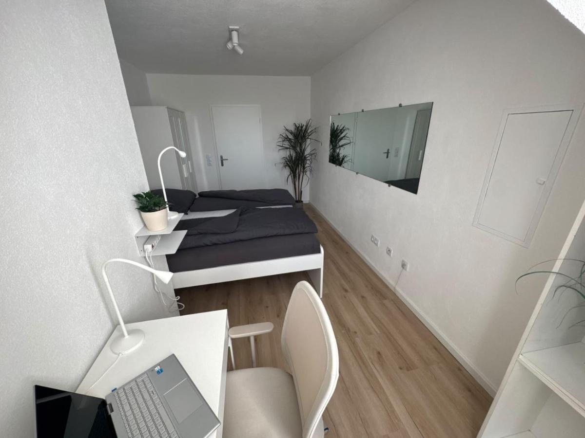 Schlafzimmer mit Bett und Arbeitsplatz