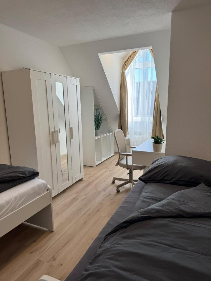 Schlafzimmer mit Kleiderschrank