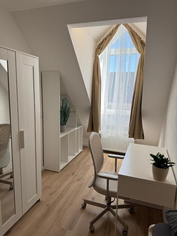 Schlafzimmer mit Schreibtisch am Fenster