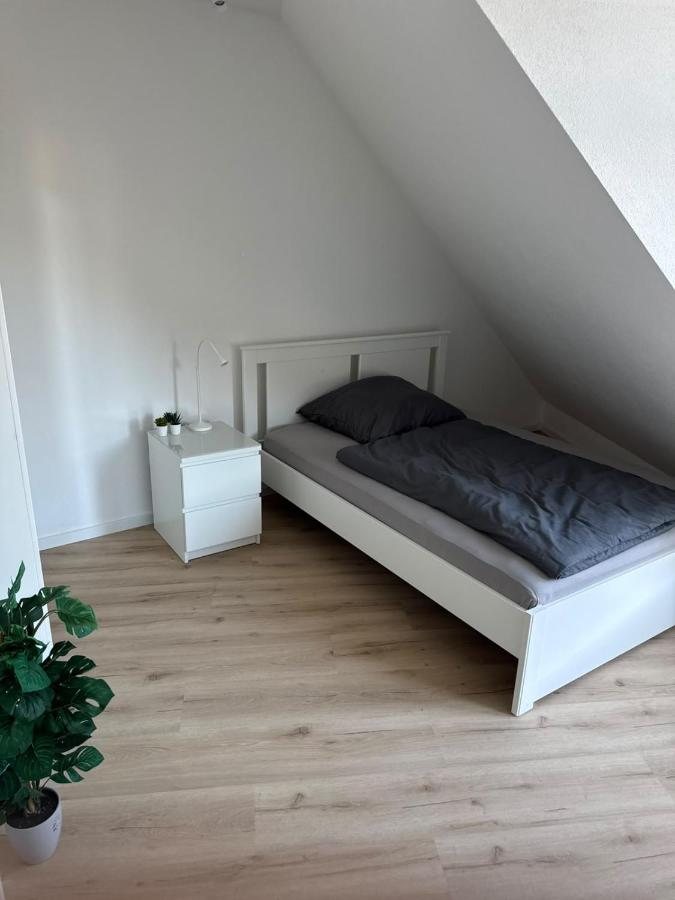 Einzelbett im Zimmer mit Dachschräge