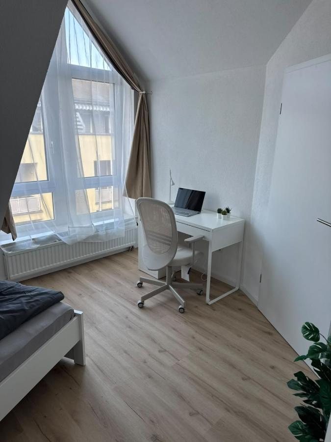 Zimmer mit Arbeitsplatz am großen Fenster
