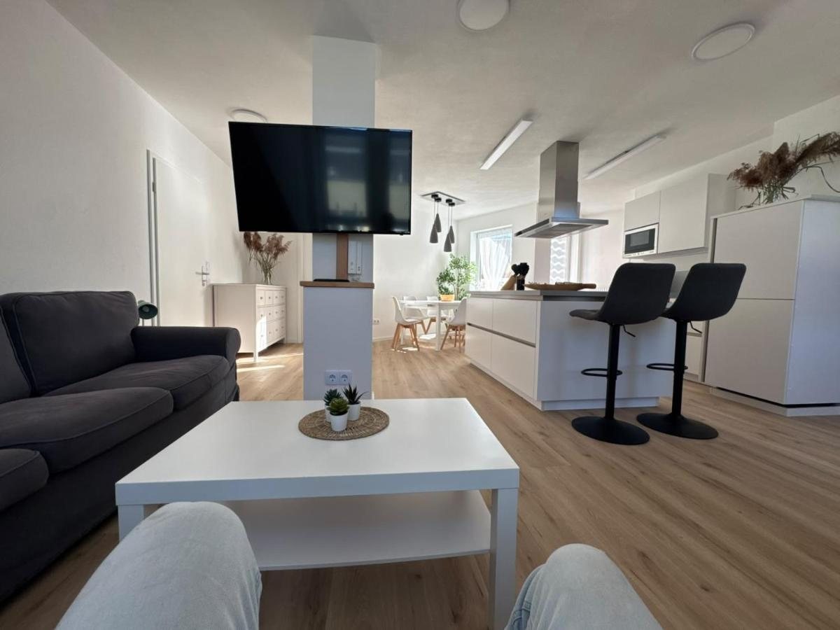 Wohnzimmer mit Sofa und Flachbild-TV