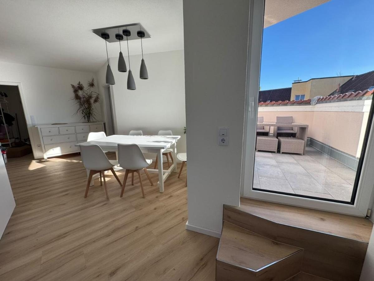 Esstisch mit Zugang zur Terrasse
