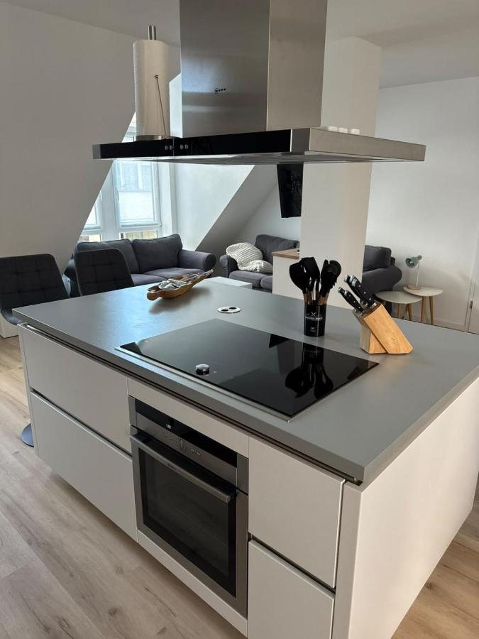 Kochinsel mit Backofen und Kochfeld